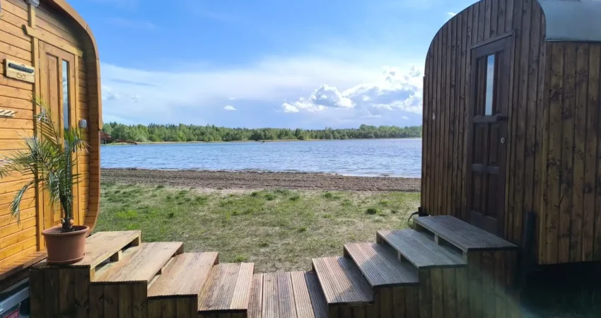 Blick auf die Sauna und den Aufenthaltsbereich direkt am Mondsee